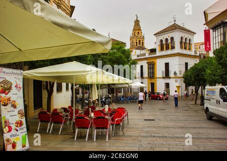 Cordova, Spagna - 02 settembre 2015: Un ristorante prima del vecchio quartiere ebraico è una delle zone più deliziose del centro di Córdoba Foto Stock