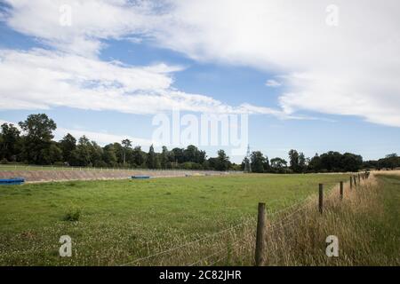 Chalfont St Giles, Regno Unito. 18 luglio 2020. Un nuovo gasdotto per l'acqua di affinità è costruito tra Chalfont St Giles e Amersham in combinazione con il collegamento ferroviario ad alta velocità HS2. La conduttura è in fase di costruzione per proteggere dalla formazione di torbidità, o acqua torbida, nell'approvvigionamento idrico a causa delle attività di perforazione di tunnel e di pilotaggio del progetto HS2. Credit: Mark Kerrison/Alamy Live News Foto Stock