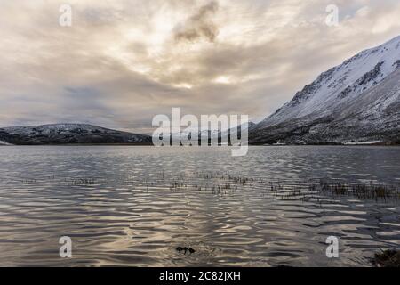 Lago di montagna durante la stagione invernale al tramonto in Patagonia Foto Stock