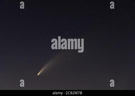 Neoswise Comet e la sua lunga coda di polvere dopo il tramonto Foto Stock