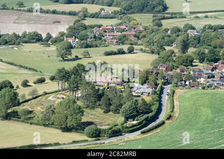 Vista di Poynings da una collina sulla valle del Devil's Dike, South Downs, Sussex, UK Foto Stock