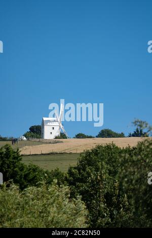 Vecchio mulino a vento chiamato 'Jill' (uno di un paio chiamato Jack e Jill), Sussex, Regno Unito. Un mulino con una rotonda a due piani e quattro vele brevettate. Foto Stock