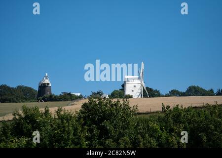 I mulini a vento Clayton, conosciuti come Jack and Jill, Clayton, West Sussex, Regno Unito. Un mulino a torre e un mulino post. Foto Stock
