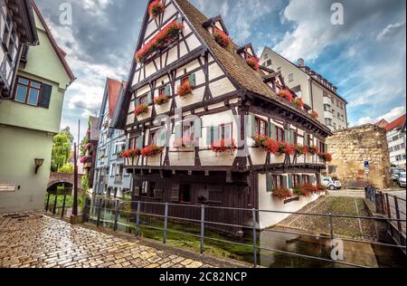 Hotel Schiefes Haus o Crooked House a Ulm, Germania. E' un punto di riferimento di Ulm situato nel vecchio quartiere`s dei pescatori. Hou vintage sveva a graticcio Foto Stock