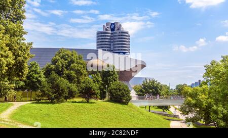 Monaco, Germania - 2 agosto 2019: La sede mondiale BMW o la BMW a quattro cilindri a Monaco, Baviera. E' un famoso punto di riferimento della citta'. Paesaggio urbano con Foto Stock