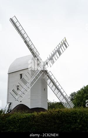 Vecchio mulino a vento chiamato 'Jill' (uno di un paio chiamato Jack e Jill), Sussex, Regno Unito. Un mulino con una rotonda a due piani e quattro vele brevettate. Foto Stock