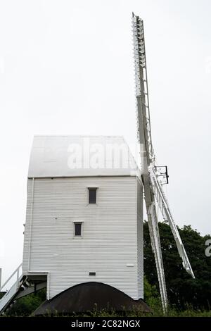 Vecchio mulino a vento chiamato 'Jill' (uno di un paio chiamato Jack e Jill), Sussex, Regno Unito. Un mulino con una rotonda a due piani e quattro vele brevettate. Foto Stock