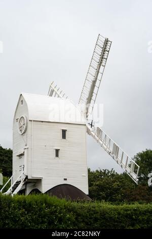 Vecchio mulino a vento chiamato 'Jill' (uno di un paio chiamato Jack e Jill), Sussex, Regno Unito. Un mulino con una rotonda a due piani e quattro vele brevettate. Foto Stock