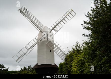 Vecchio mulino a vento chiamato 'Jill' (uno di un paio chiamato Jack e Jill), Sussex, Regno Unito. Un mulino con una rotonda a due piani e quattro vele brevettate. Foto Stock