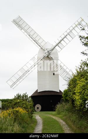 Vecchio mulino a vento chiamato 'Jill' (uno di un paio chiamato Jack e Jill), Sussex, Regno Unito. Un mulino con una rotonda a due piani e quattro vele brevettate. Foto Stock