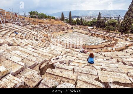 Teatro di Dioniso ai piedi dell'Acropoli, Atene, Grecia, è famosa attrazione turistica ad Atene, monumento della cultura classica ateniese. Panorama di Foto Stock