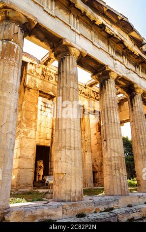 Tempio di Efesto nell'antica Agora il giorno di sole, Atene, Grecia. E' famoso punto di riferimento di Atene. Vista ravvicinata del classico edificio greco a sunligg Foto Stock