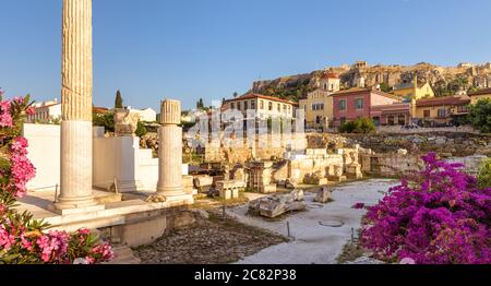 Vista panoramica della Biblioteca di Adriano, Atene, Grecia. Questo posto è un'attrazione turistica di Atene. Paesaggio urbano di Atene con antiche rovine greche n Foto Stock