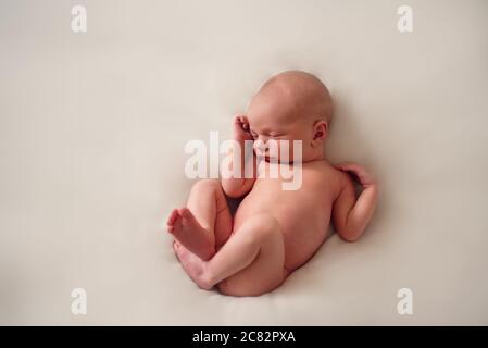 Vista dall'alto del neonato che dorme tranquillamente Foto Stock