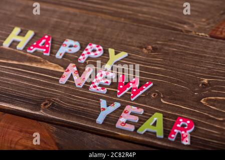 Iscrizione legno Felice anno nuovo su tavola di legno. Foto Stock