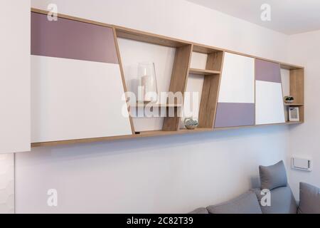 Dettaglio di armadio in soggiorno di appartamento moderno Foto Stock