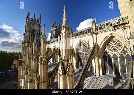 Guardando verso le torri occidentali di York Minster dal tetto del transetto Sud. Qui sotto si svolge una scena di strada molto trafficata. Yorkshire, Inghilterra Foto Stock