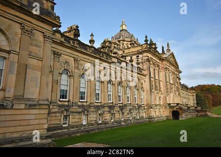 Il fronte sud di Castle Howard. Una storica residenza signorile nel North Yorkshire, in Inghilterra, in una giornata di sole. Erba verde e cielo blu. Foto Stock