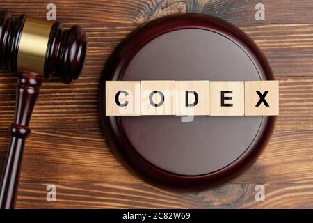 Parola di Codex sui blocchi di legno accanto a giudicare martello. Foto Stock
