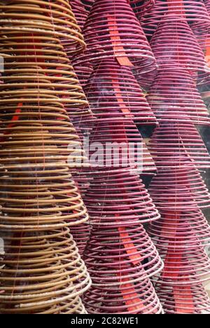 Colpo verticale di bastoncini di incenso a spirale sospesi a Hong Kong tempio Foto Stock