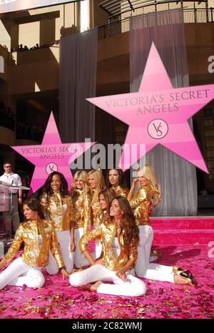 I segreti di Victoria ricevono il Premio di Eccellenza Star dal Sindaco onorario di Hollywood Johnn Grant in occasione della celebrazione del 25° anniversario segreto di Victoria, che si tiene all'ingresso del Kodak Theatre di Hollywood, California. L'evento si è svolto martedì 13 novembre 2007. Photo by: SBM / PictureLux - file Reference N. 34006-8317SBMPLX Foto Stock