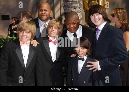 Cole Sprouse, Rondell Sheridan, Dylan Sprouse, Kyle Massey, Moises Arias e Mitchel Musso al cinquantanovesimo premio annuale Primetime Creative Arts Emmy Awards - Arrivi tenutosi presso il Shrine Auditorium di Los Angeles, California. L'evento si è svolto sabato 8 settembre 2007. Photo by: SBM / PictureLux - file Reference N. 34006-8661SBMPLX Foto Stock