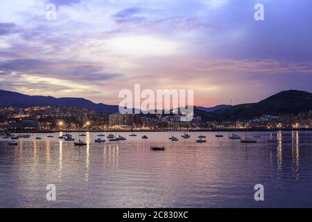 Barche a vela in mare a Getxo, Vizcaya, Spagna al tramonto Foto Stock