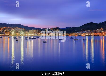 Barche a vela in mare a Getxo, Vizcaya, Spagna al tramonto Foto Stock