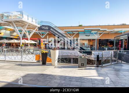 Portimao, Portogallo - 11 Luglio 2020: Centro commerciale vuoto a causa del Coronavirus covid-19 a Portimao, Algarve, Portogallo. Nuovo allontanamento normale e sociale Foto Stock