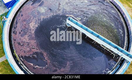 Moderno impianto di trattamento delle acque reflue. Purificazione e filtrazione dell'acqua, vista aerea. Foto Stock