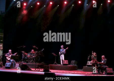 Roma, Italia. 20 luglio 2020. I musicisti di Francesco Guccini con Neri Marcorè alla Cavea del Parco della Musica di Roma. (Foto di Daniela Franceschelli/Pacific Press) Credit: Pacific Press Agency/Alamy Live News Foto Stock