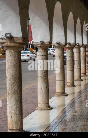 Le colonne di pietra e porticato del Palazzo Municipale o del municipio nella città di Valladolid, Yucatan, Messico. Foto Stock