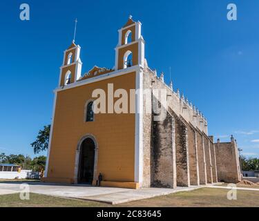 La chiesa coloniale in pietra di San Bartolome Apostol a Nolo, Yucatan, Messico. La facciata dell'edificio è stata restaurata negli ultimi anni. Foto Stock