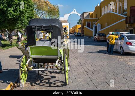 Carrozze trainate da cavalli a Izamal, Yucatan, Messico, conosciuta come la Città gialla. La storica città di Izamal è patrimonio dell'umanità dell'UNESCO. Foto Stock