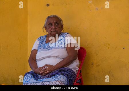 Una donna Maya in un tradizionale huipil ricamato a Izamal, Yucatan, Messico, conosciuta come la Città gialla. La città storica di Izamal è un WOR UNESCO Foto Stock