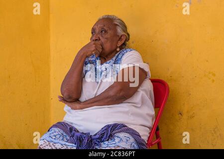 Una donna Maya in un tradizionale huipil ricamato a Izamal, Yucatan, Messico, conosciuta come la Città gialla. La città storica di Izamal è un WOR UNESCO Foto Stock