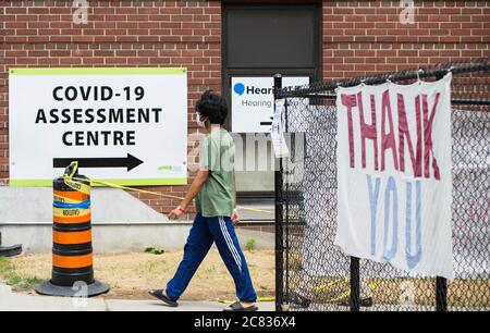 Toronto, Canada. 20 luglio 2020. Un uomo che indossa una maschera facciale lascia il centro di valutazione COVID-19 di un ospedale a Toronto, Canada, 20 luglio 2020. Secondo il governo canadese, il numero totale di casi di COVID-19 in Canada era di 111,124 a partire da lunedì. Credit: Zou Zheng/Xinhua/Alamy Live News Foto Stock