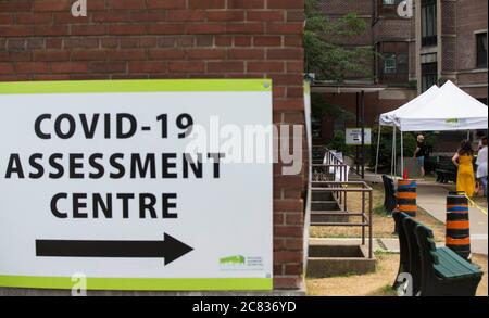 Toronto, Canada. 20 luglio 2020. Le persone che indossano maschere facciali si allineano per sostenere test COVID-19 in un ospedale di Toronto, Canada, 20 luglio 2020. Secondo il governo canadese, il numero totale di casi di COVID-19 in Canada era di 111,124 a partire da lunedì. Credit: Zou Zheng/Xinhua/Alamy Live News Foto Stock