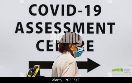 Toronto, Canada. 20 luglio 2020. Una donna che indossa una maschera arriva al centro di valutazione COVID-19 di un ospedale di Toronto, Canada, il 20 luglio 2020. Secondo il governo canadese, il numero totale di casi di COVID-19 in Canada era di 111,124 a partire da lunedì. Credit: Zou Zheng/Xinhua/Alamy Live News Foto Stock