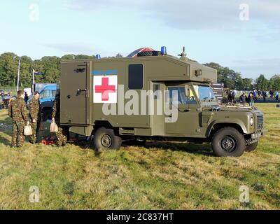 Un'ambulanza a impulsi Land Rover 130 operata dall'esercito britannico, in mostra al RAF Leuchars Airshow nel 2012. Foto Stock