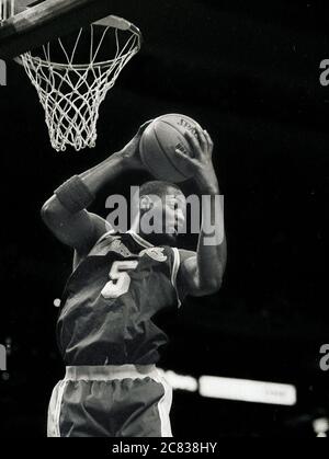 La Lakers 5 Robert Horry si ribalta in azione di gioco contro i Boston Celtics durante la stagione 1996-97 al Fleet Center a Boston ma USA foto di Bill belknap Foto Stock