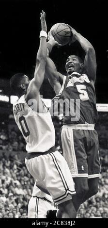 5 Robert Horry spara per segnare il n n n n Boston Celtics n° 0 Walter Mcarty in azione di gioco durante la stagione 1996-97 al Fleet Center a Boston ma USA foto di Bill belknap Foto Stock