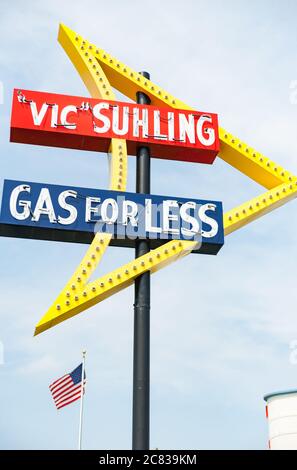 Litchfield USA - 1 settembre 2015; closeup Vic Suhling - gas per un'insegna meno retrò al neon accanto al Litchfield Museum e alla Route 66, Litchfield, Illinois Foto Stock