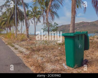 Aperto grande bidone della spazzatura di plastica verde vuoto in un  villaggio moderno e confortevole vicino al mare e alle palme controllo  infettivo lo smaltimento dei rifiuti lo smaltimento dei rifiuti il