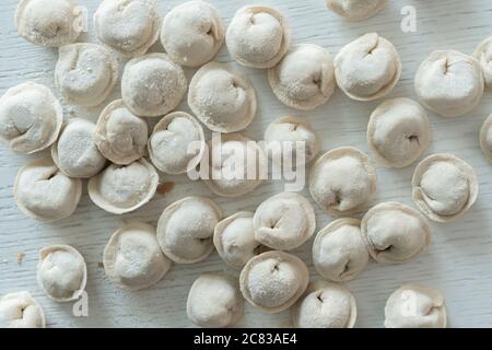 un alimento nazionale tradizionale, gnocchi grezzi isolati, concetto semplice minimalista Foto Stock