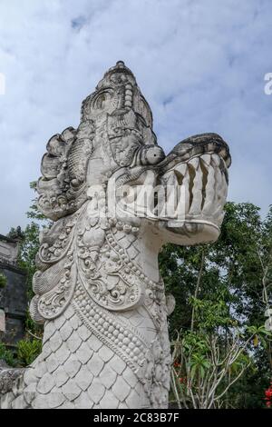 Arte tradizionale indonesiana e simbolo della religione indù balinese - volti di draghi mitologici di fronte all'entrata del tempio di Lempuyang. Bali persone Foto Stock