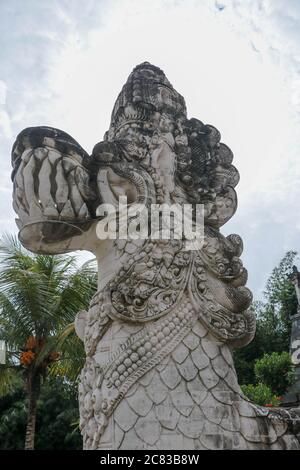 Arte tradizionale indonesiana e simbolo della religione indù balinese - volti di draghi mitologici di fronte all'entrata del tempio di Lempuyang. Bali persone Foto Stock