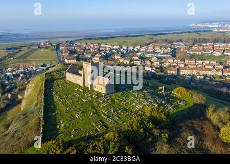 Vista aerea della vecchia chiesa di San Nicola a Uphill e cantiere vicino a Weston Super Mare, Regno Unito Foto Stock