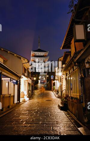 Yasaka Pagoda e Sannen Zaka Street nel nigth, Kyoto, Giappone Foto Stock