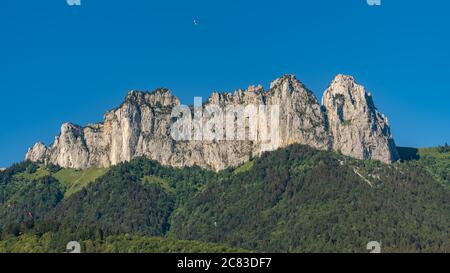 Annecy in Francia, le scogliere sul lago in estate, con parapendio Foto Stock